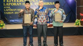 Bupati Pamekasan Dr. KH. Kholilurrahman (kanan) bersama Ketua DPRD Pamekasan Ali Masykur saat menerima Opini WTP dari Kantor BPK Perwakilan Jawa Timur. (PEMKAB PAMEKASAN FOR KLIKMADURA)