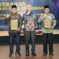 Bupati Pamekasan Dr. KH. Kholilurrahman (kanan) bersama Ketua DPRD Pamekasan Ali Masykur saat menerima Opini WTP dari Kantor BPK Perwakilan Jawa Timur. (PEMKAB PAMEKASAN FOR KLIKMADURA)