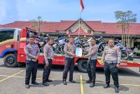 Kasatlantas Polres Bangkalan AKP Dion Fitrianto menyerahkan kendaraan hasil razia kepada Kasatlantas Polres Sampang, AKP Sigit Ekan Sahudi di Mapolres Sampang, Jumat (25/4/2025).