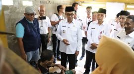 Bupati Pamekasan KH. Kholilurrahman saat mengunjungi Slamet, warga Kelurahan Jungcangcang, Kecamatan Pamekasan.