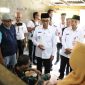 Bupati Pamekasan KH. Kholilurrahman saat mengunjungi Slamet, warga Kelurahan Jungcangcang, Kecamatan Pamekasan.