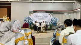 CEO PT Royal Group Madura H. Muhammad Mukid,. ST,. MT didampingi istri tercinta dr. Astrid Meya Shinta saat halal bihalal bersama seluruh karyawan. (MOH. IQBALUL KHAVEI MZ / KLIKMADURA)