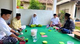 Anggota DPRD Pamekasan Mohammad Sahur Abadi (baju putih) takziyah ke rumah duka di Desa Larangan Badung, Kecamatan Palengaan.