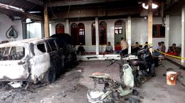 Sejumlah warga melihat kondisi mobil dan motor milik Sahrawi yang dibakar OTK di Desa Tlagah, Kecamatan Banyuates, Kabupaten Sampang.