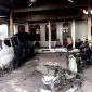 Sejumlah warga melihat kondisi mobil dan motor milik Sahrawi yang dibakar OTK di Desa Tlagah, Kecamatan Banyuates, Kabupaten Sampang.