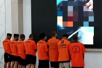 Delapan orang tersangka kasus pesta mercon yang menewaskan remaja diperlihatkan luka korban saat press rilis di Mapolres Pamekasan. (MOH. IQBALUL KHAVEI MZ / KLIKMADURA)