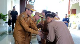 Bupati Pamekasan KH. Kholilurrahman didampingi Wabup H. Sukriyanto dan Sekda Masrukin bersalaman dengan pimpinan OPD dan para ASN usai halal bihalal di Pendopo Ronggosukowati. (MOH. IQBALUL KHAVEI MZ / KLIKMADURA)