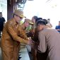 Bupati Pamekasan KH. Kholilurrahman didampingi Wabup H. Sukriyanto dan Sekda Masrukin bersalaman dengan pimpinan OPD dan para ASN usai halal bihalal di Pendopo Ronggosukowati. (MOH. IQBALUL KHAVEI MZ / KLIKMADURA)