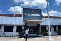 Warga berada di halaman Mapolres Pamekasan. (MOH. IQBALUL KHAVEI MZ / KLIKMADURA)