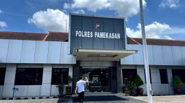 Warga berada di halaman Mapolres Pamekasan. (MOH. IQBALUL KHAVEI MZ / KLIKMADURA)
