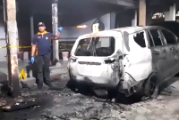 Tim Labfor Polda Jatim saat memeriksa kendaraan milik Sahrawi yang dibakar OTK.