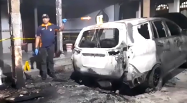 Tim Labfor Polda Jatim saat memeriksa kendaraan milik Sahrawi yang dibakar OTK.