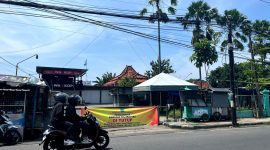 Pengendara melintas di depan Eks Stasiun PJKA Jalan Trunojoyo, Pamekasan. (MOH. IQBALUL KHAVEI MZ / KLIKMADURA)