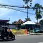 Pengendara melintas di depan Eks Stasiun PJKA Jalan Trunojoyo, Pamekasan. (MOH. IQBALUL KHAVEI MZ / KLIKMADURA)