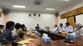 Puluhan pemuda Desa Komis, Kecamatan Kedungdung audiensi dengan Komisi III DPRD Sampang. 