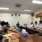 Puluhan pemuda Desa Komis, Kecamatan Kedungdung audiensi dengan Komisi III DPRD Sampang. 