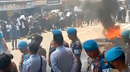 Ribuan warga membakar ban bekas saat menggelar aksi demonstrasi di depan Kantor Kecamatan Banyuates, Sampang, Madura, Jawa Timur.