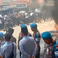 Ribuan warga membakar ban bekas saat menggelar aksi demonstrasi di depan Kantor Kecamatan Banyuates, Sampang, Madura, Jawa Timur.