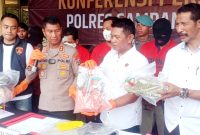 Kapolres Sampang AKBP Hartono saat press rilis terkait penangkapan DPO pembunuhan.