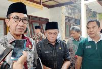 Bupati Pamekasan KH. Kholilurrahman didampingi Wabup Sukriyanto memberikan keterangan pers usai menghadiri halal bihalal AJP. 