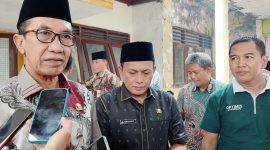 Bupati Pamekasan KH. Kholilurrahman didampingi Wabup Sukriyanto memberikan keterangan pers usai menghadiri halal bihalal AJP. 