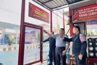Kepala Lapas Narkotika Kelas II-A Pamekasan, Fathorrosi, menunjukkan posisi tempat penemuan bola tenis berisi sabu. (MOH. IQBALUL KHAVEI MZ / KLIKMADURA)