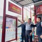 Kepala Lapas Narkotika Kelas II-A Pamekasan, Fathorrosi, menunjukkan posisi tempat penemuan bola tenis berisi sabu. (MOH. IQBALUL KHAVEI MZ / KLIKMADURA)