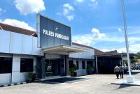 Warga melintas di halaman Mapolres Pamekasan. (DOK. KLIKMADURA)