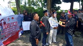 Sejumlah warga yang tergabung dalam Aliansi Sampang Bersatu berorasi di depan Kantor DPRD Sampang.