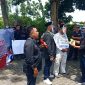 Sejumlah warga yang tergabung dalam Aliansi Sampang Bersatu berorasi di depan Kantor DPRD Sampang.