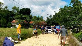 Sejumlah warga Desa Plampaan, Kecamatan Camplong saat melakukan perbaikan jalan poros kabupaten dengan cara swadaya.