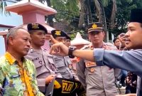 Sejumlah aktivis Formatur menggelar aksi demonstrasi di depan Kantor Disperindag Pamekasan. (KLIKMADURA)