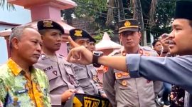Sejumlah aktivis Formatur menggelar aksi demonstrasi di depan Kantor Disperindag Pamekasan. (KLIKMADURA)