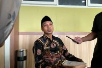 Kepala Dinkes Pamekasan dr. Saifuddin saat diwawancara awak media. (MOH. IQBALUL KHAVEI MZ / KLIKMADURA)