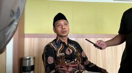 Kepala Dinkes Pamekasan dr. Saifuddin saat diwawancara awak media. (MOH. IQBALUL KHAVEI MZ / KLIKMADURA)