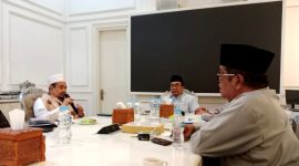 Pimpinan dan Pengasuh Ponpes Al-Amien Prenduan sekaligus pengurus Bassra KH. Fauzi Tidjani Djauhari menyampaikan aspirasi di hadapan Bupati Pamekasan KH. Kholilurrahman di Peringgitan Dalam, Pendopo Ronggosukowati. (PNP3M FOR KLIKMADURA)