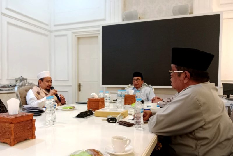 Pimpinan dan Pengasuh Ponpes Al-Amien Prenduan sekaligus pengurus Bassra KH. Fauzi Tidjani Djauhari menyampaikan aspirasi di hadapan Bupati Pamekasan KH. Kholilurrahman di Peringgitan Dalam, Pendopo Ronggosukowati. (PNP3M FOR KLIKMADURA)