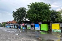 Warga berada di sekitar rombong PKL di area eks PJKA Pamekasan.