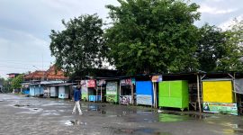 Warga berada di sekitar rombong PKL di area eks PJKA Pamekasan.