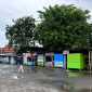 Warga berada di sekitar rombong PKL di area eks PJKA Pamekasan.