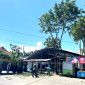 Sejumlah pekerja membersihkan area eks Stasiun PJKA Pamekasan. (MOH. IQBALUL KHAVEI MZ / KLIKMADURA)