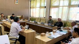 Orang tua siswa SDN Bugih 3 yang menjadi perundungan mencari keadilan dengan audiensi bersama Komisi IV DPRD Pamekasan.