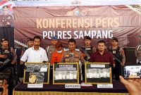 Kapolres Sampang AKBP Hartono memimpin konfrensi pers terkait penangkapan kurir sabu di Mapolres Sampang.