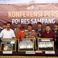Kapolres Sampang AKBP Hartono memimpin konfrensi pers terkait penangkapan kurir sabu di Mapolres Sampang.