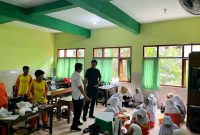 Sekretaris Komisi IV DPRD Pamekasan, Imam Syafi’i Yahya saat sidak di SDN Bugih 3 Pamekasan. (MOH. IQBALUL KHAVEI MZ / KLIKMADURA)