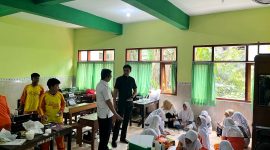 Sekretaris Komisi IV DPRD Pamekasan, Imam Syafi’i Yahya saat sidak di SDN Bugih 3 Pamekasan. (MOH. IQBALUL KHAVEI MZ / KLIKMADURA)