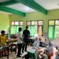 Sekretaris Komisi IV DPRD Pamekasan, Imam Syafi’i Yahya saat sidak di SDN Bugih 3 Pamekasan. (MOH. IQBALUL KHAVEI MZ / KLIKMADURA)