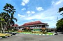 Pengendara melintas di halaman Kantor DPRD Pamekasan. (MOH. IQBALUL KHAVEI MZ / KLIKMADURA)