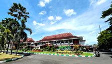 Pengendara melintas di halaman Kantor DPRD Pamekasan. (MOH. IQBALUL KHAVEI MZ / KLIKMADURA)