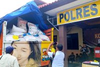 Sejumlah jurnalis mendokumentasikan pupuk bersubsidi yang hendak diselundupkan ke Madiun di halaman Mapolres Sampang.